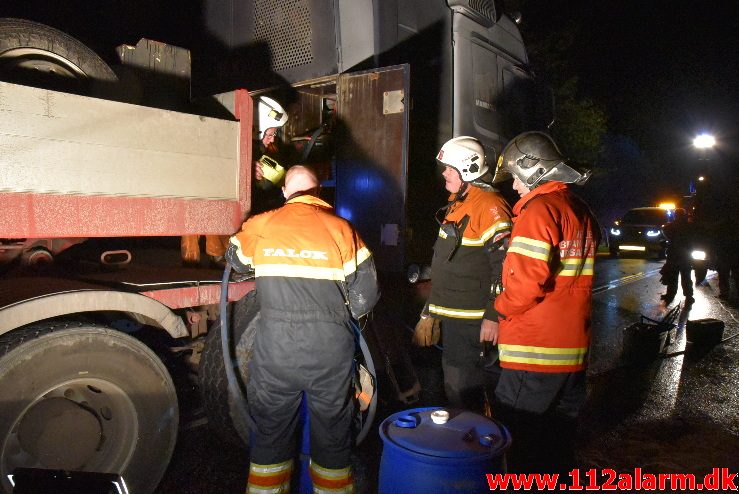 Lastbil i Brand. Bredsten Landevej. 23/10-2017. Kl. 20:51.