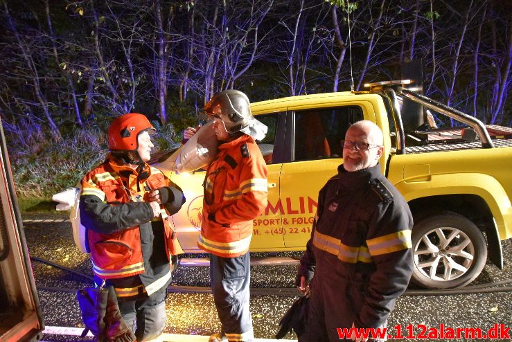 Lastbil i Brand. Bredsten Landevej. 23/10-2017. Kl. 20:51.