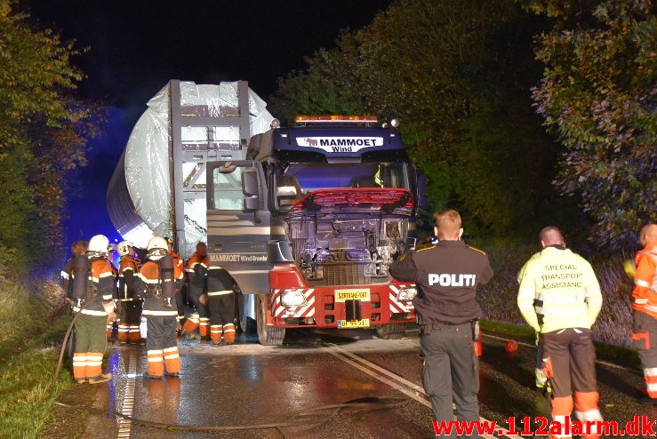 Lastbil i Brand. Bredsten Landevej. 23/10-2017. Kl. 20:51.