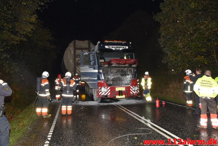 Lastbil i Brand. Bredsten Landevej. 23/10-2017. Kl. 20:51.