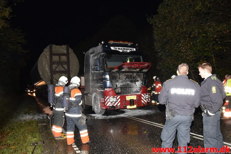 Lastbil i Brand. Bredsten Landevej. 23/10-2017. Kl. 20:51.