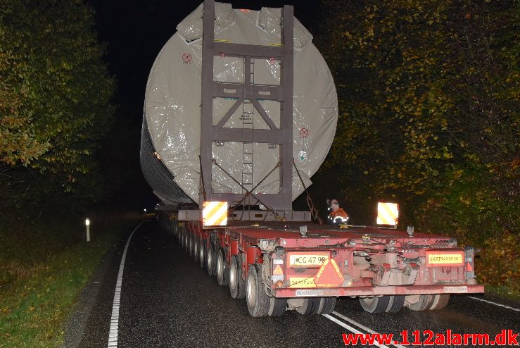 Lastbil i Brand. Bredsten Landevej. 23/10-2017. Kl. 20:51.