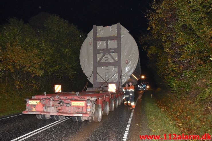 Lastbil i Brand. Bredsten Landevej. 23/10-2017. Kl. 20:51.