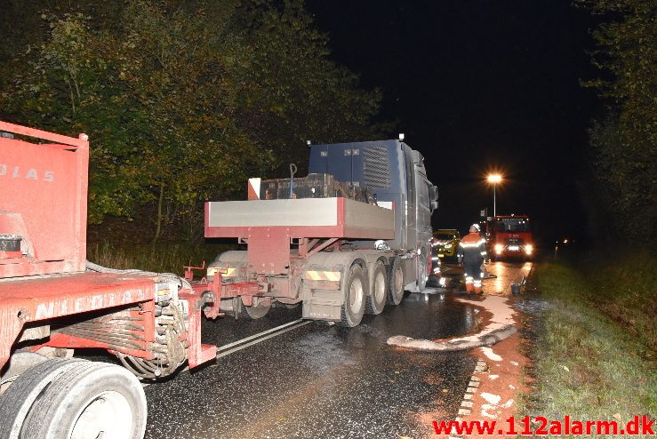 Lastbil i Brand. Bredsten Landevej. 23/10-2017. Kl. 20:51.