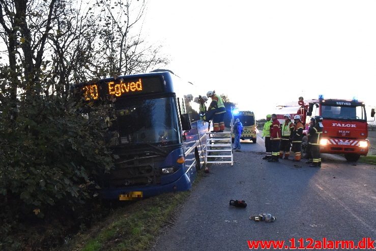 Bussen ende i Grøften. Tudvadvej i Egtved. 30/10-2017. KL. 16:41.