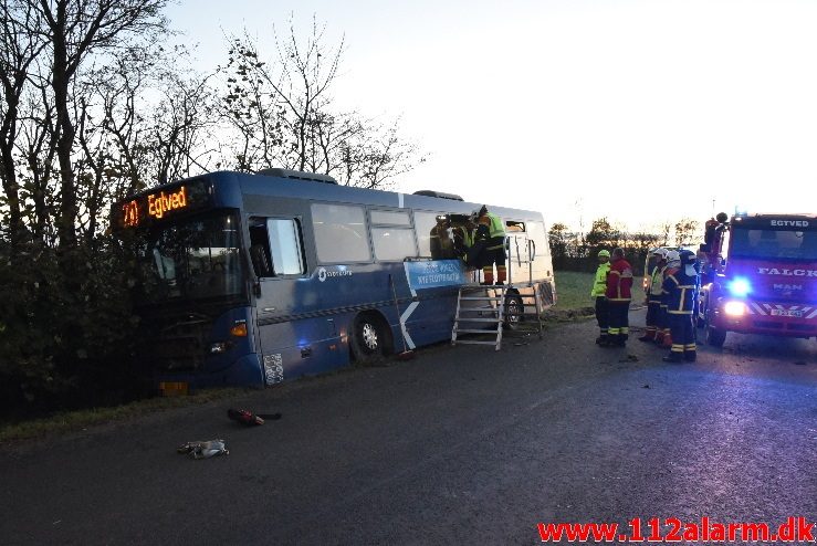 Bussen ende i Grøften. Tudvadvej i Egtved. 30/10-2017. KL. 16:41.