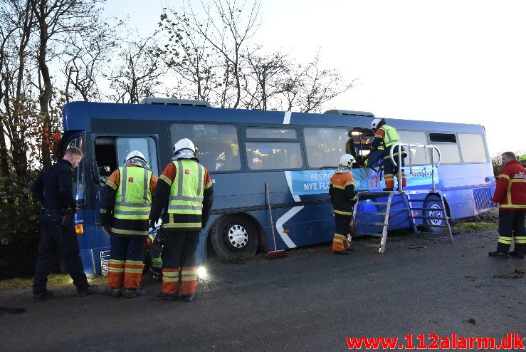 Bussen ende i Grøften. Tudvadvej i Egtved. 30/10-2017. KL. 16:41.