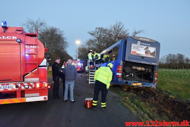 Bussen ende i Grøften. Tudvadvej i Egtved. 30/10-2017. KL. 16:41.