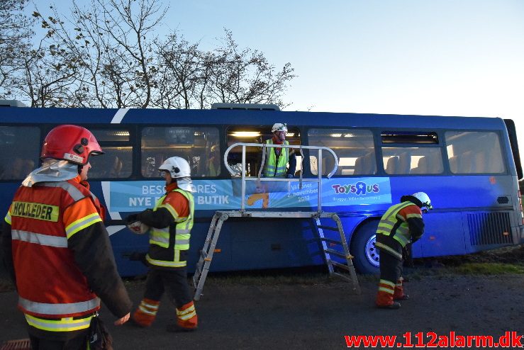 Bussen ende i Grøften. Tudvadvej i Egtved. 30/10-2017. KL. 16:41.