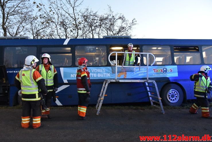 Bussen ende i Grøften. Tudvadvej i Egtved. 30/10-2017. KL. 16:41.