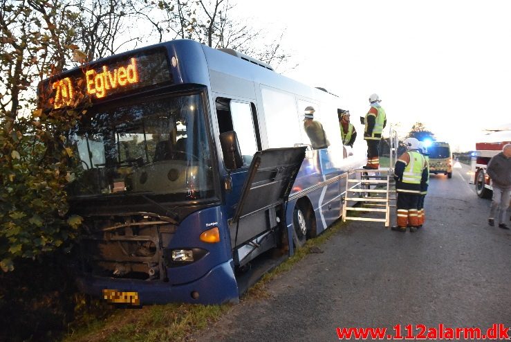 Bussen ende i Grøften. Tudvadvej i Egtved. 30/10-2017. KL. 16:41.