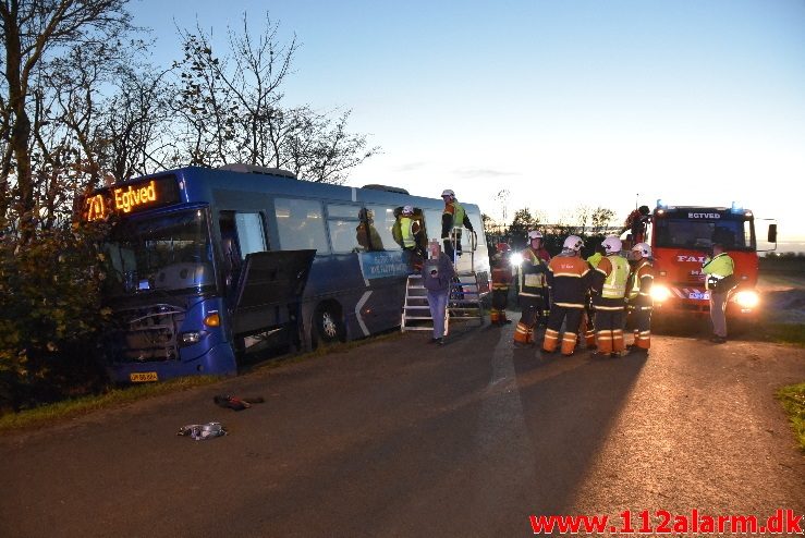 Bussen ende i Grøften. Tudvadvej i Egtved. 30/10-2017. KL. 16:41.