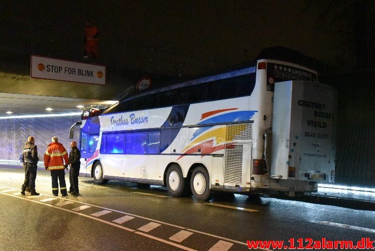 Bussen hamret ind i broen. Gammelhavn i Vejle. 16/11-2017. Kl. 18:30.