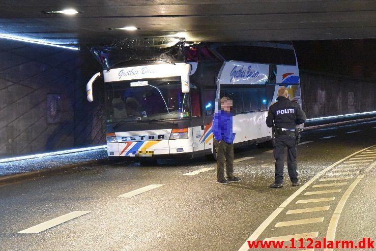 Bussen hamret ind i broen. Gammelhavn i Vejle. 16/11-2017. Kl. 18:30.