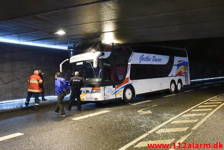 Bussen hamret ind i broen. Gammelhavn i Vejle. 16/11-2017. Kl. 18:30.