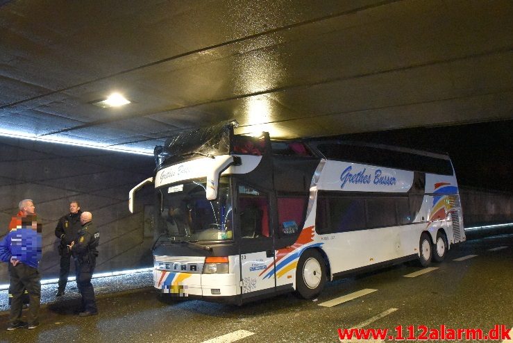 Bussen hamret ind i broen. Gammelhavn i Vejle. 16/11-2017. Kl. 18:30.