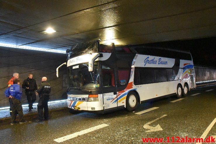 Bussen hamret ind i broen. Gammelhavn i Vejle. 16/11-2017. Kl. 18:30.