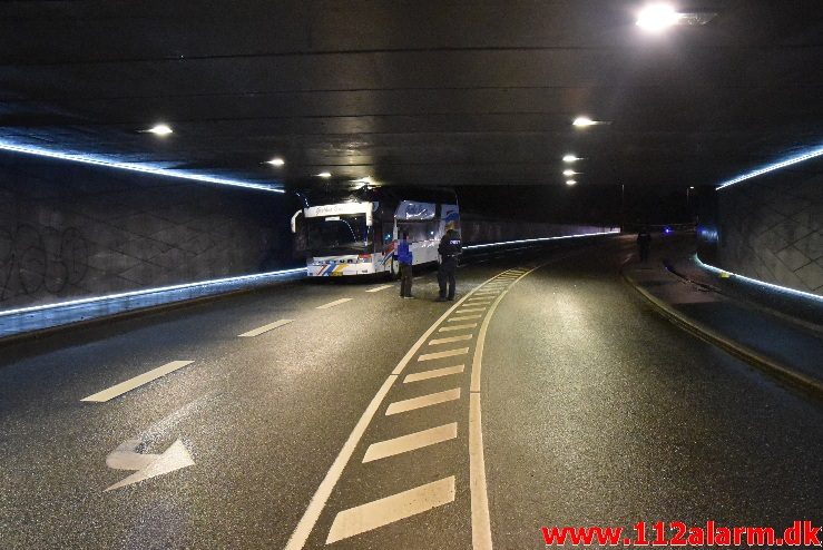 Bussen hamret ind i broen. Gammelhavn i Vejle. 16/11-2017. Kl. 18:30.