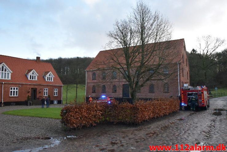 Bygningsbrand Gård. Hopballevej ved Jelling. 08/12-2017. Kl. 09:31.