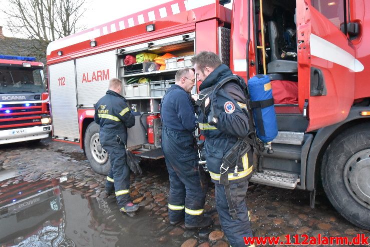 Bygningsbrand Gård. Hopballevej ved Jelling. 08/12-2017. Kl. 09:31.