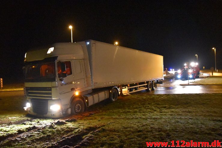 Lastbil kørte lidt for langt. Rundkørselen ved Bredsten. 08/12-2017. Kl. 21:30.