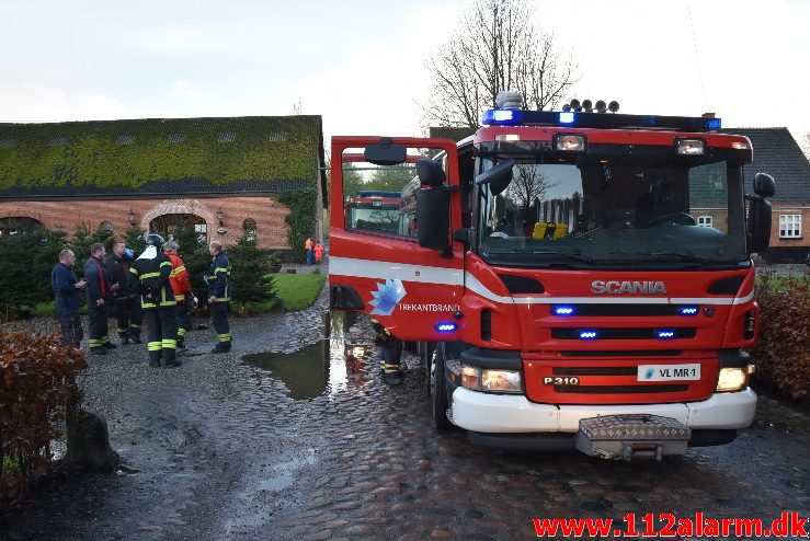 Bygningsbrand Gård. Hopballevej ved Jelling. 08/12-2017. Kl. 09:31.