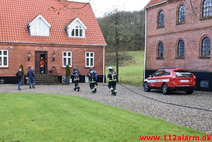 Bygningsbrand Gård. Hopballevej ved Jelling. 08/12-2017. Kl. 09:31.