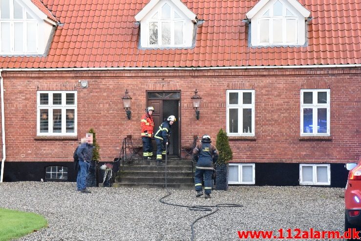 Bygningsbrand Gård. Hopballevej ved Jelling. 08/12-2017. Kl. 09:31.