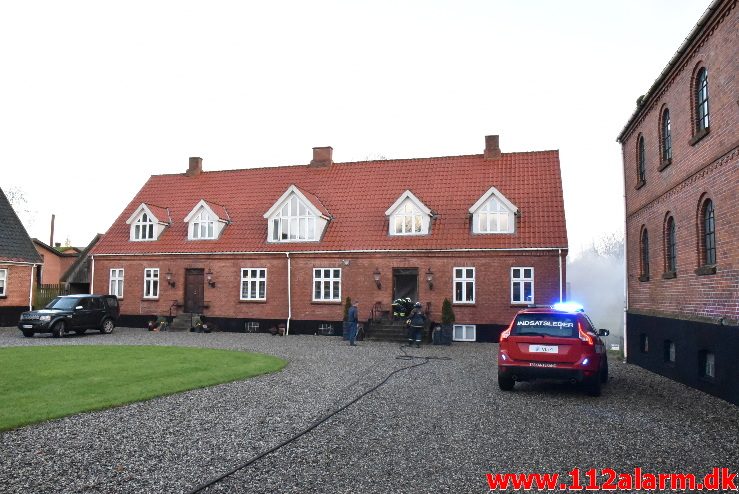 Bygningsbrand Gård. Hopballevej ved Jelling. 08/12-2017. Kl. 09:31.