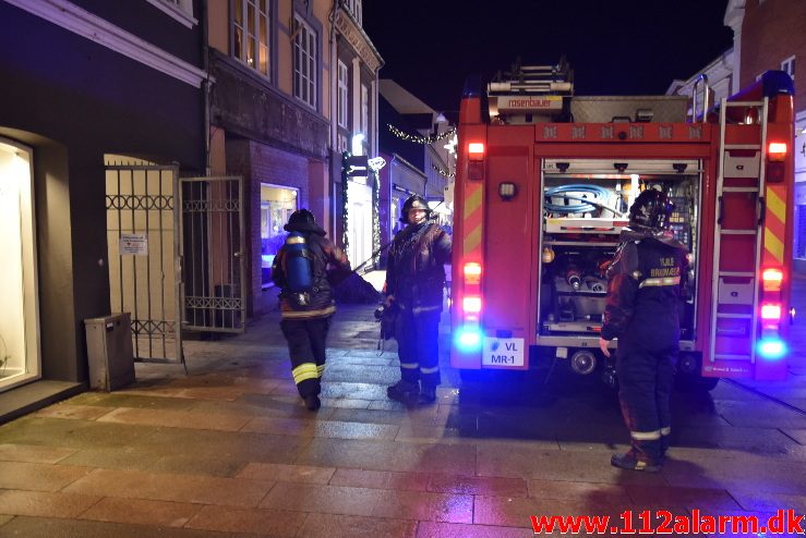 Brand i Etageejendom. Vestergade 21 i Vejle. 08/12-2017. Kl. 21:24.