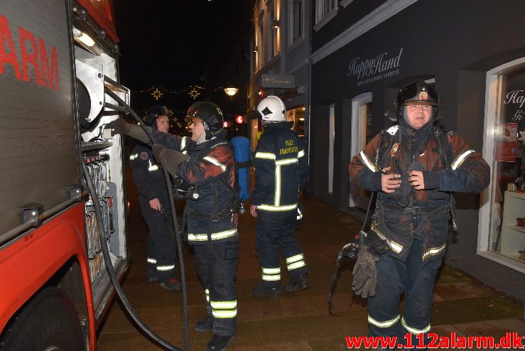 Brand i Etageejendom. Vestergade 21 i Vejle. 08/12-2017. Kl. 21:24.