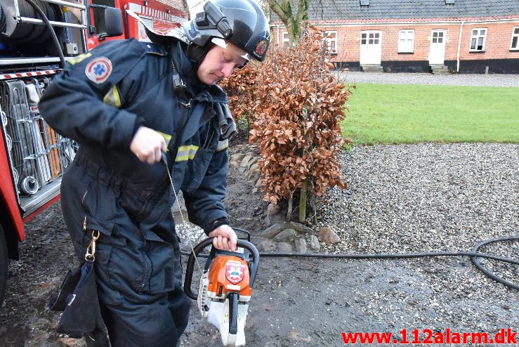 Bygningsbrand Gård. Hopballevej ved Jelling. 08/12-2017. Kl. 09:31.