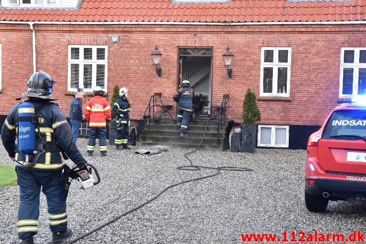 Bygningsbrand Gård. Hopballevej ved Jelling. 08/12-2017. Kl. 09:31.