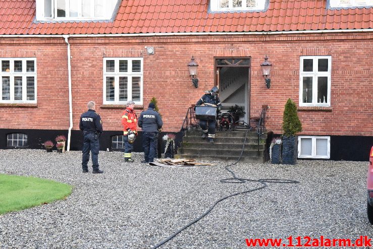 Bygningsbrand Gård. Hopballevej ved Jelling. 08/12-2017. Kl. 09:31.