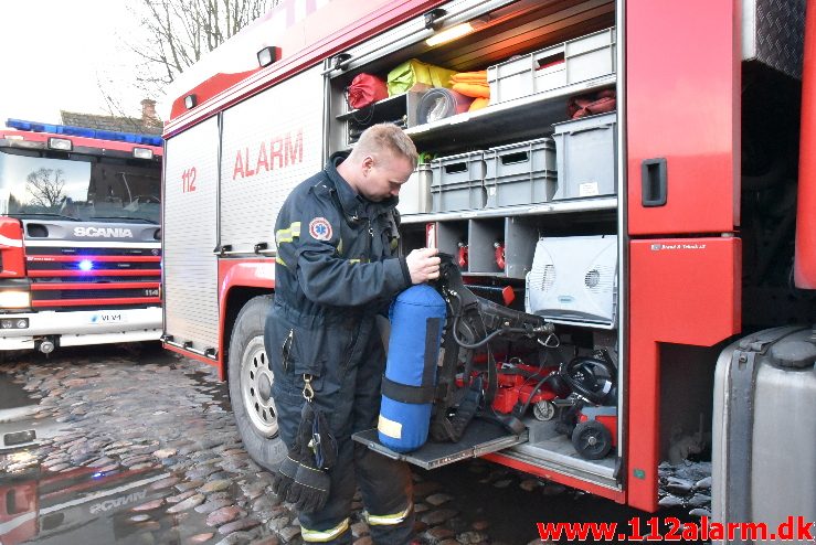 Bygningsbrand Gård. Hopballevej ved Jelling. 08/12-2017. Kl. 09:31.