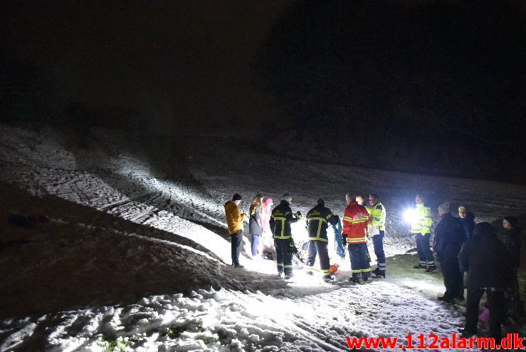 Assistance til redning. Ved Slugten ude i Jelling. 11/12-2017. Kl. 17:56.