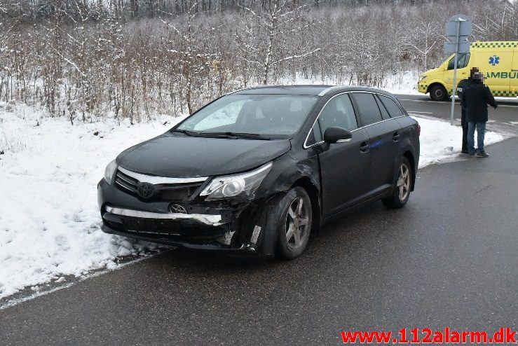 Ældre mand overså anden bilist. Grejsdalsvej ved Grejsdaldalen. 11/12-2017. Kl. 15:19.