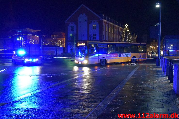 Alvorlig trafikulykke. Banegårdspladsen i Vejle. 16/12-2017. Kl. 17:26.