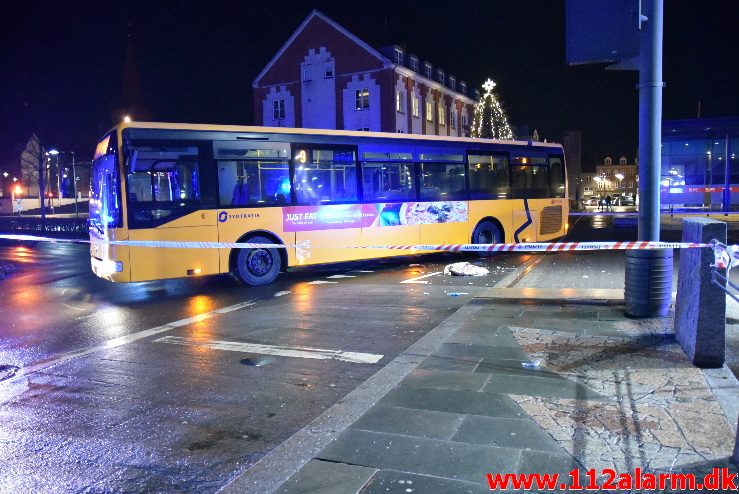 Alvorlig trafikulykke. Banegårdspladsen i Vejle. 16/12-2017. Kl. 17:26.