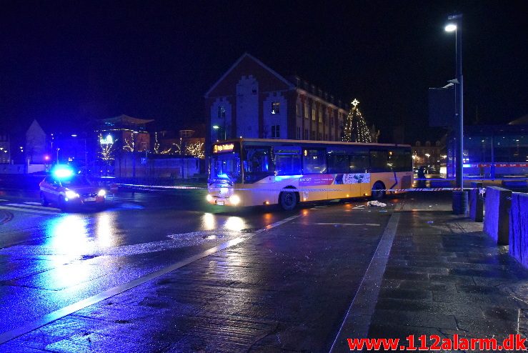 Alvorlig trafikulykke. Banegårdspladsen i Vejle. 16/12-2017. Kl. 17:26.