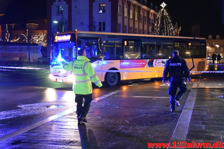 Alvorlig trafikulykke. Banegårdspladsen i Vejle. 16/12-2017. Kl. 17:26.