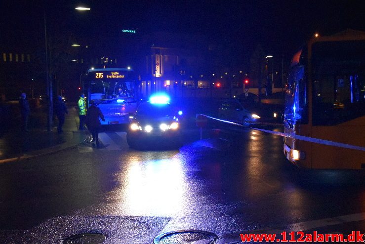 Alvorlig trafikulykke. Banegårdspladsen i Vejle. 16/12-2017. Kl. 17:26.