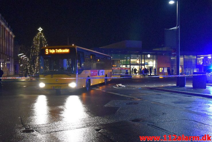 Alvorlig trafikulykke. Banegårdspladsen i Vejle. 16/12-2017. Kl. 17:26.