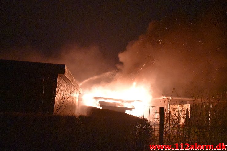 Brand i Carport. Polarvej i Vejle. 01/01-2018. Kl. 00:51.