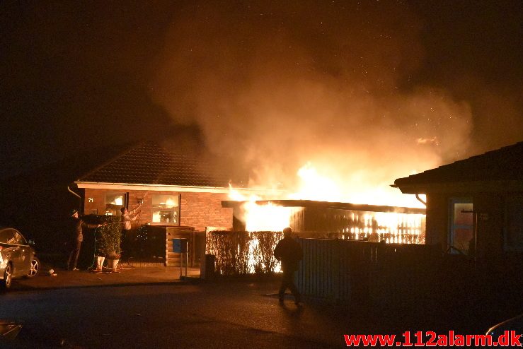 Brand i Carport. Polarvej i Vejle. 01/01-2018. Kl. 00:51.