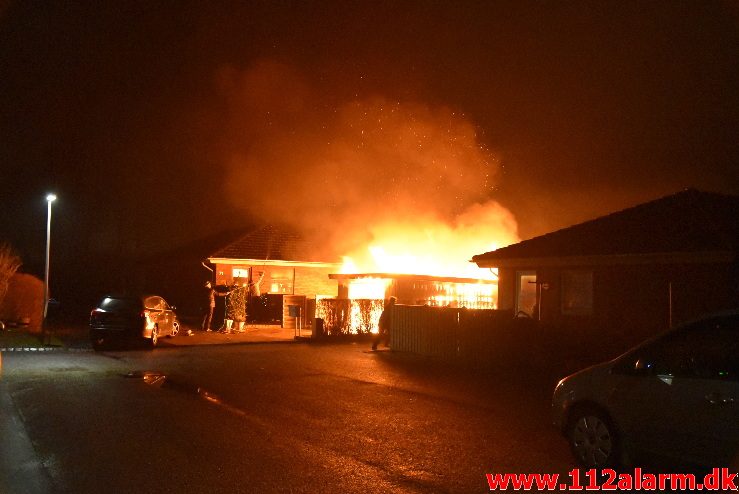 Brand i Carport. Polarvej i Vejle. 01/01-2018. Kl. 00:51.