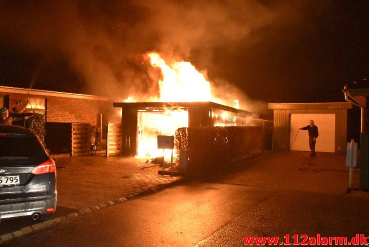 Brand i Carport. Polarvej i Vejle. 01/01-2018. Kl. 00:51.