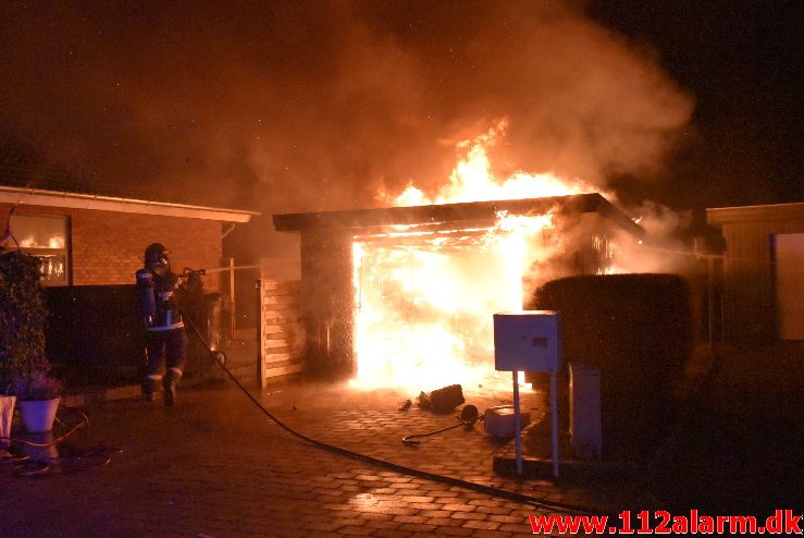 Brand i Carport. Polarvej i Vejle. 01/01-2018. Kl. 00:51.