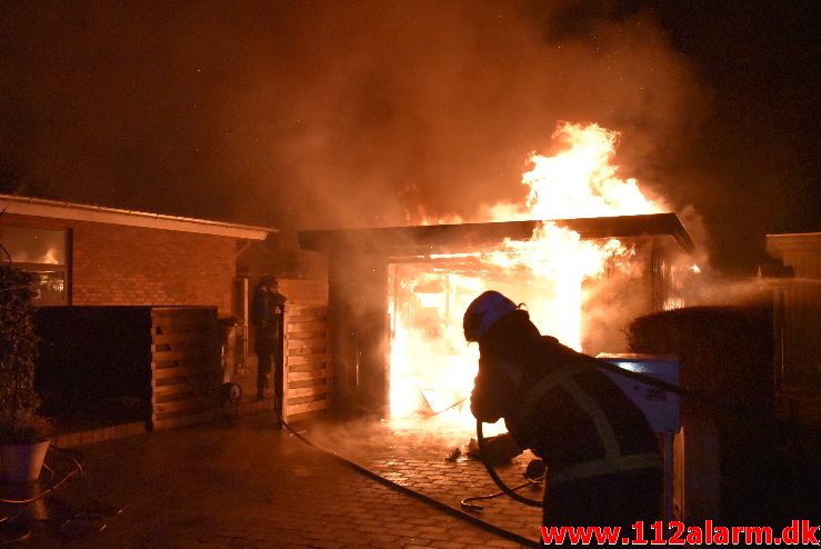 Brand i Carport. Polarvej i Vejle. 01/01-2018. Kl. 00:51.