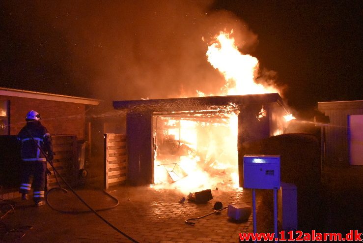 Brand i Carport. Polarvej i Vejle. 01/01-2018. Kl. 00:51.